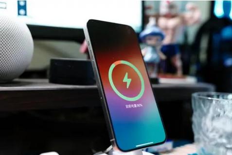 元门乡苹果15换屏服务分享用什么充电器给iPhone15充电更好 